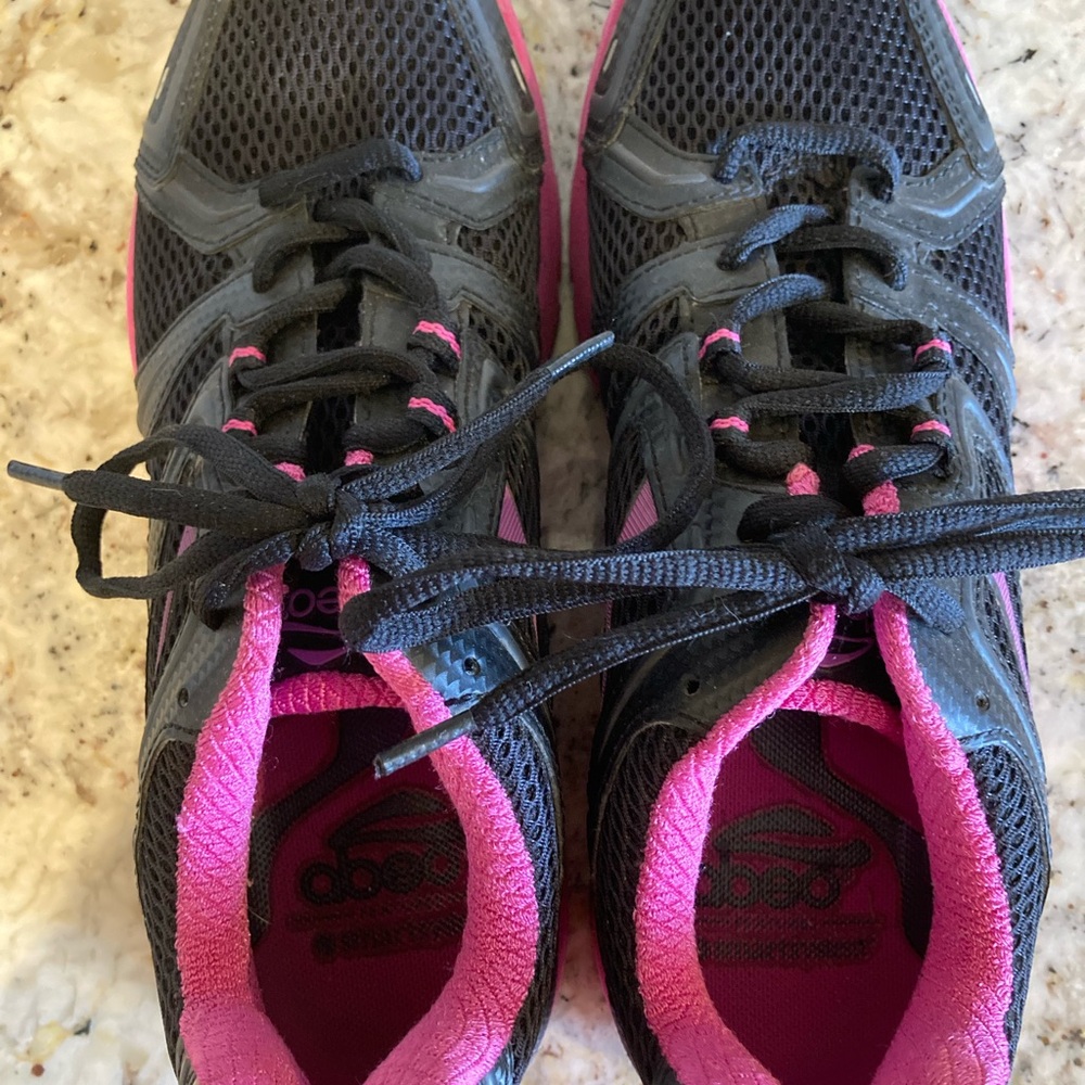 Aveo woman’s Breast Cancer Awareness Athletic Running Shoes size 8.5